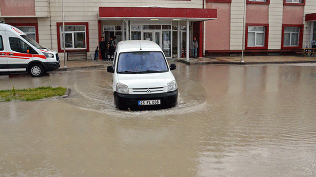 Eskişehir'in ilçesinde sel: Hastane ve okulu su bastı
