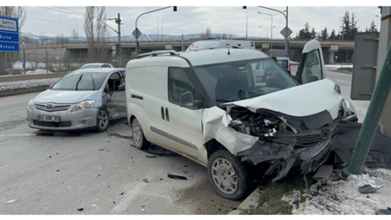 Eskişehir'de iki araçta bulunan 5 kişi ölümden döndü