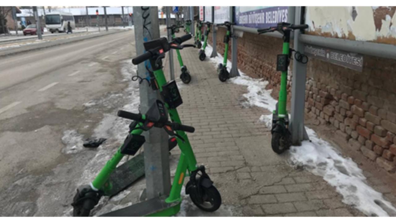 Eskişehir'de kaldırımlarda scooter işgali! Vatandaş nereden yürüyecek