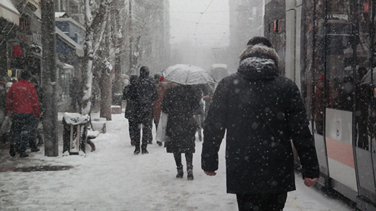 Eskişehir'de kar yağışı etkisini arttırdı
