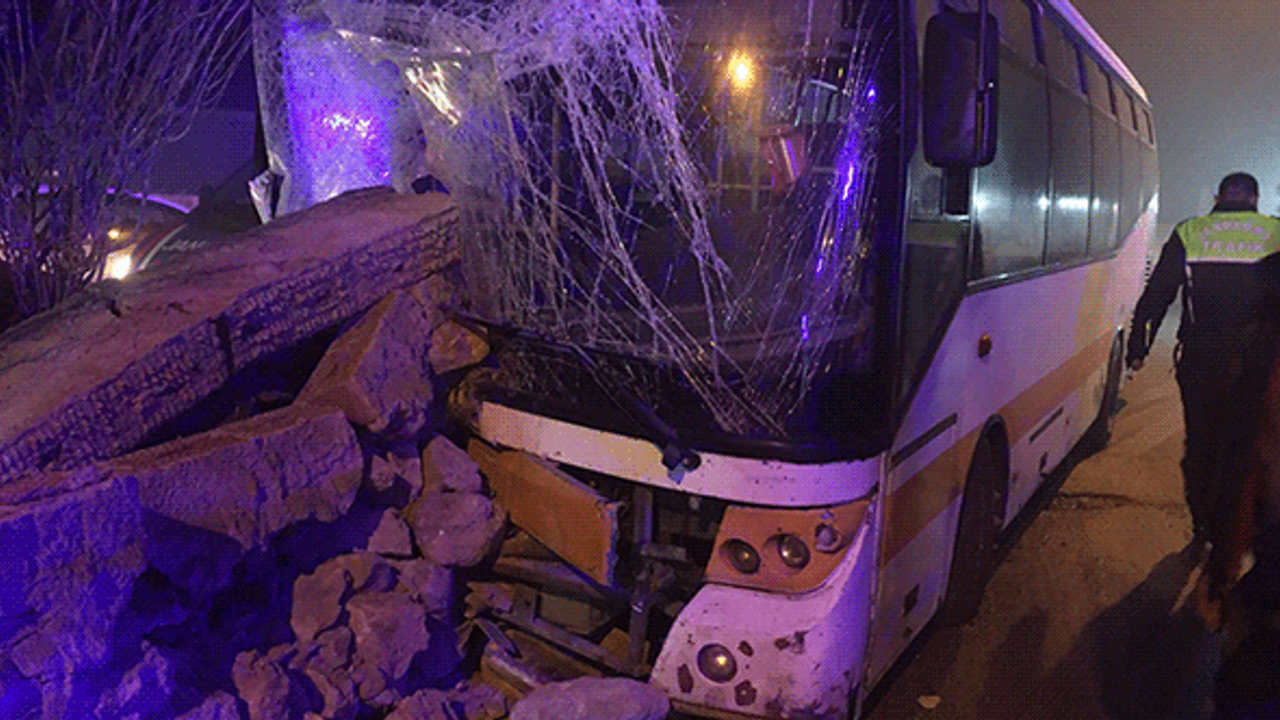 Eskişehir'de yolcu otobüsü istinat duvarına çarptı
