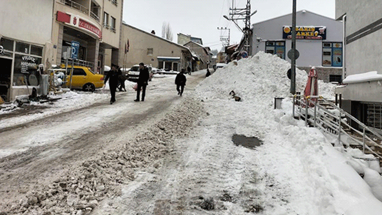 Eskişehir'in ilçesinde kar yağışı: Sokaklar beyaza büründü