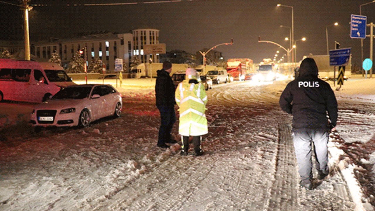 Kütahya-Eskişehir yolunda karla yoğun mücadele