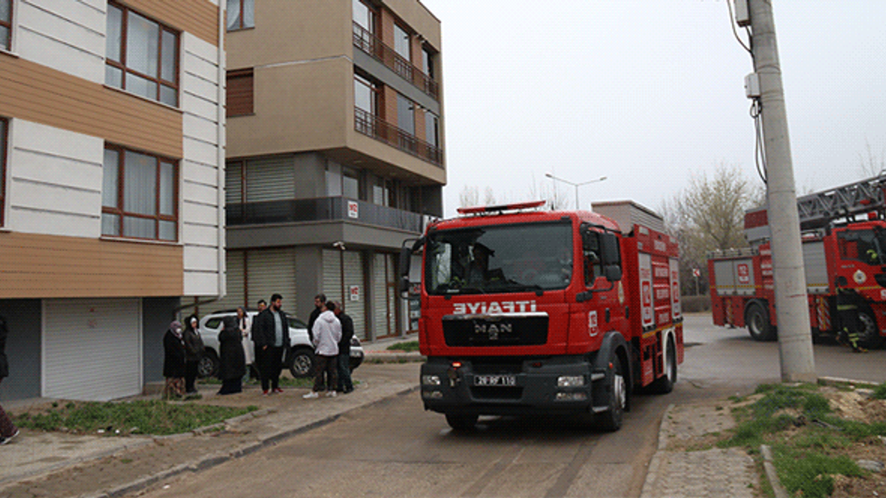 Eskişehir'de 3 katlı apartmanda yangın paniği
