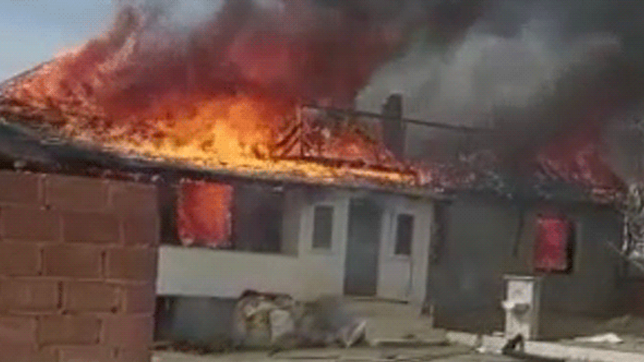 Eskişehir'de etkili rüzgar yangına neden oldu