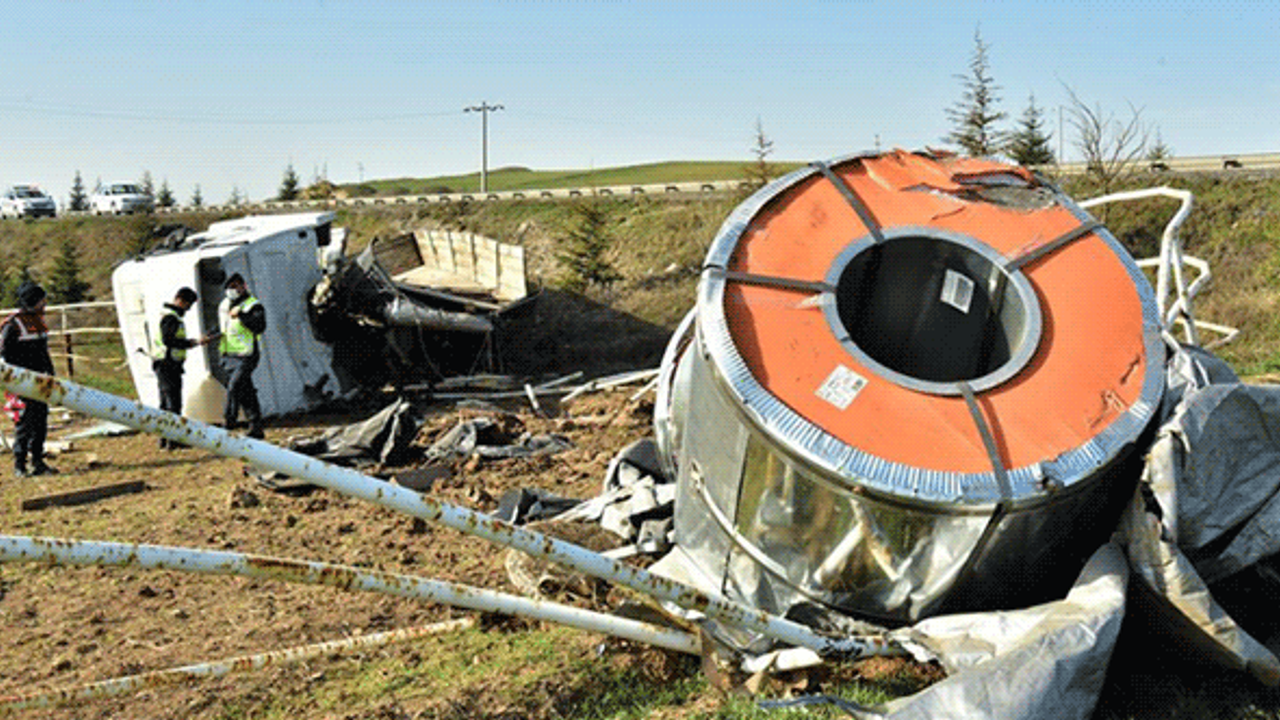 Eskişehir'de feci kaza: TIR at çiftliğine devrildi