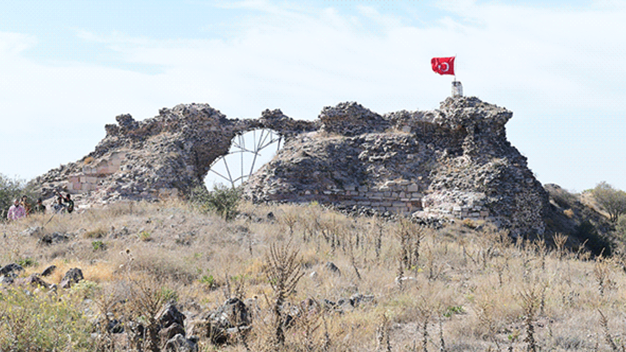 Eskişehir'de Karacahisar Kalesi gün yüzüne çıkıyor