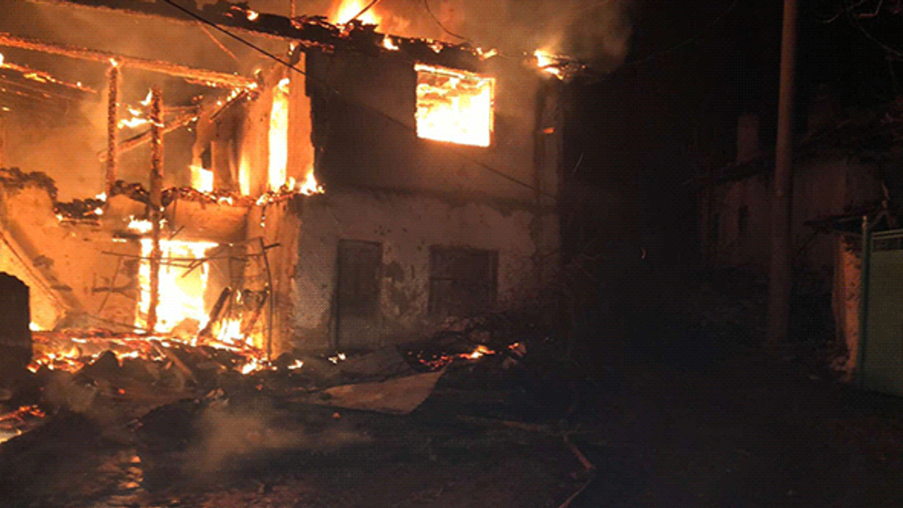 Eskişehir'de yangın: Ev ve iki araç küle döndü
