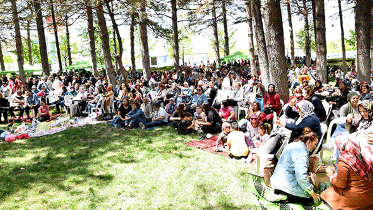 Eskişehir'de 6 bin kadın eşliğinde büyük kutlama