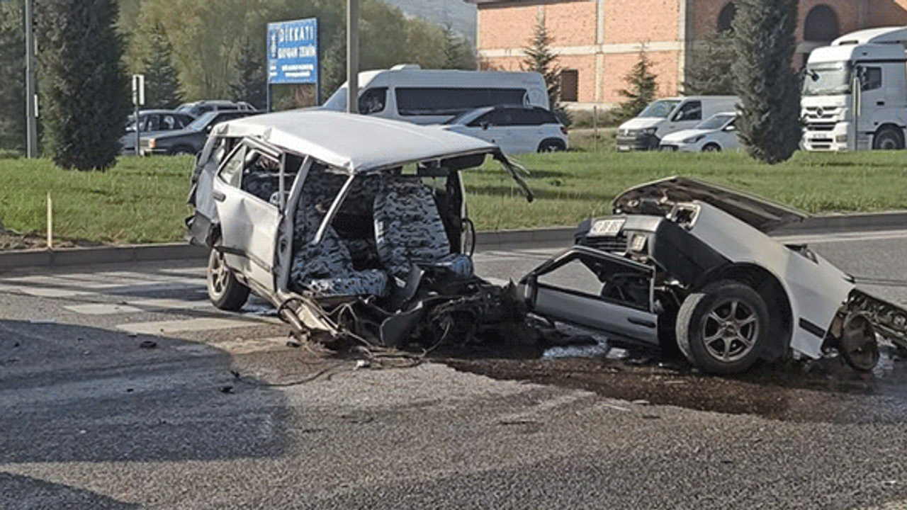 Kütahya'da feci kaza: Otomobil ikiye bölündü