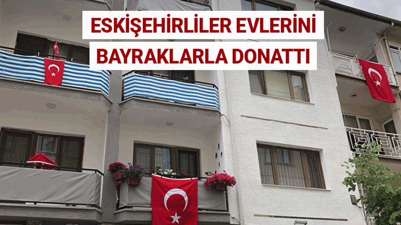 Eskişehirliler evlerini Türk bayraklarıyla donattı