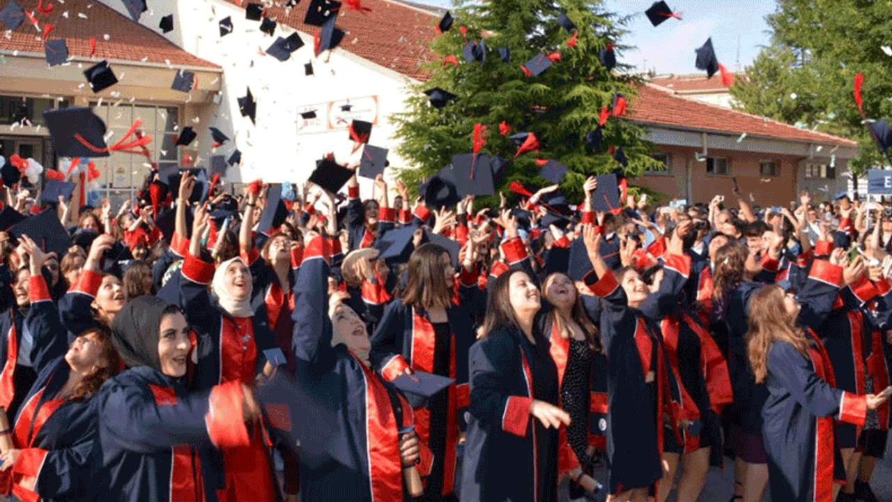 Eskişehir'de liselilerin coşkulu mezuniyet töreni