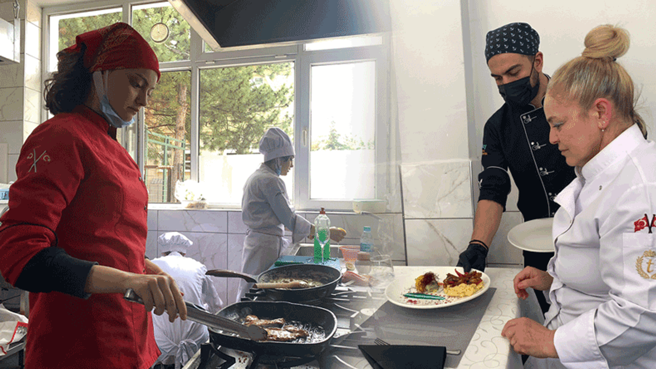 Eskişehir'de genç aşçılar mezun olmak için ter döktü