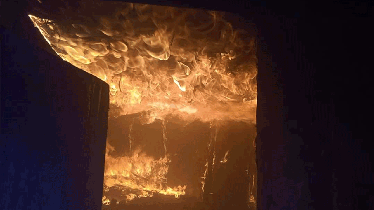 Afyon'da yangın iki katlı evi küle çevirdi