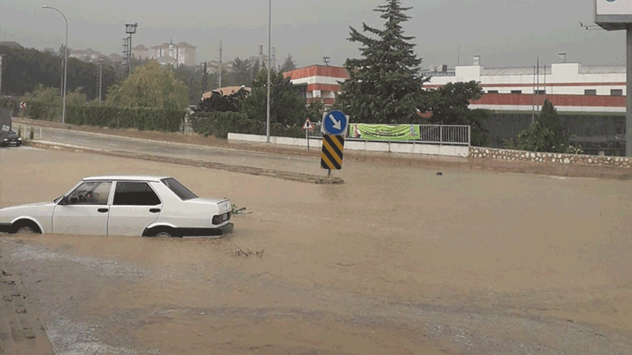 Bilecik'te sel: Araçlar suya gömüldü, işyerleri sular altında kaldı