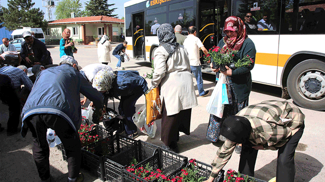 Eskişehir'de mezarlıklarda çiçek dağıtılacak