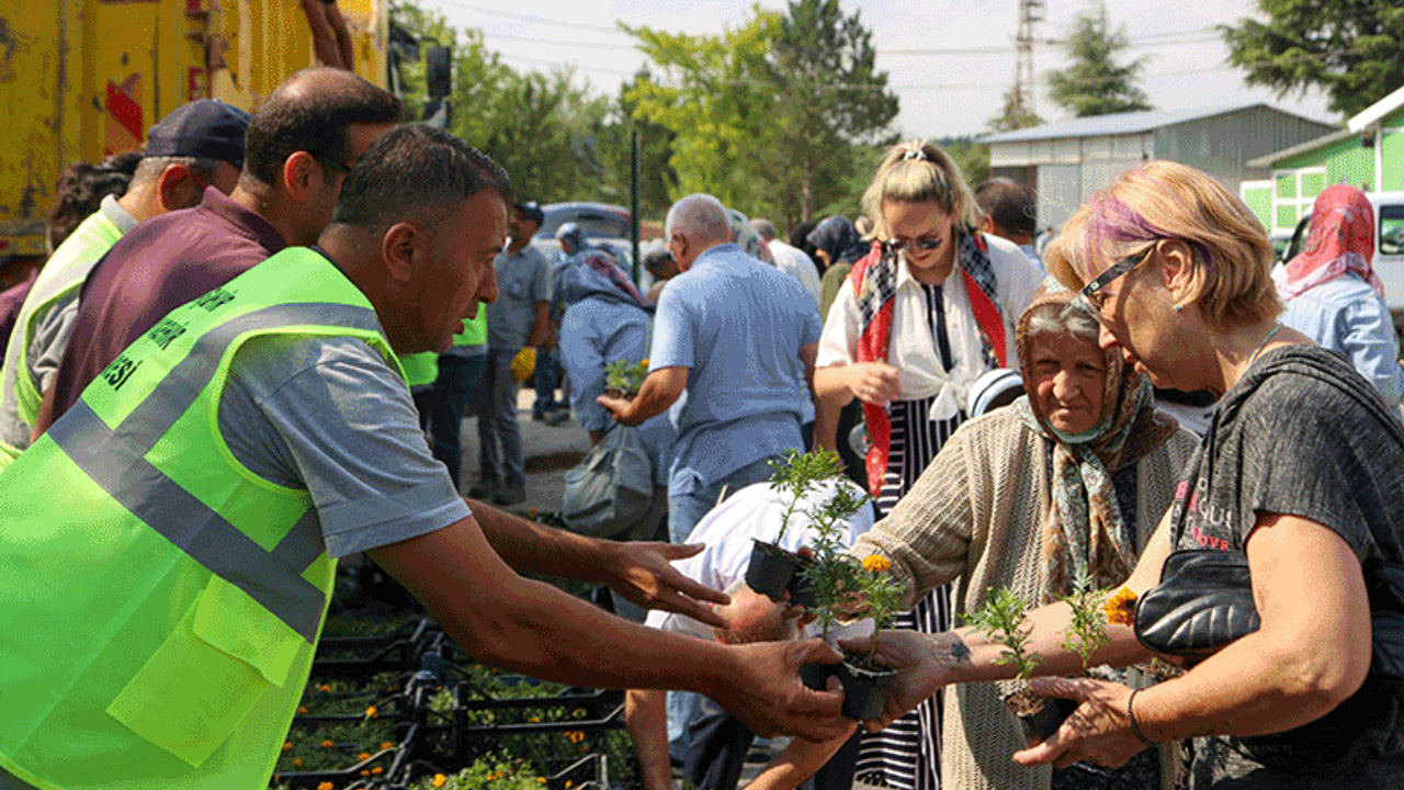 Eskişehir'de bu yıl da ziyaretçilere 10 binlerce çiçek dağıtıldı