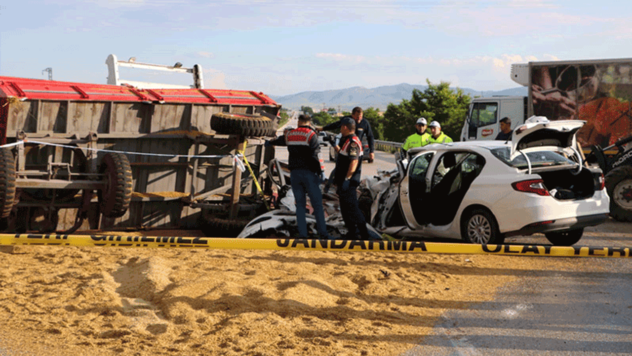 Otomobil traktör römorkuna çarptı: 1 ölü, 4 yaralı