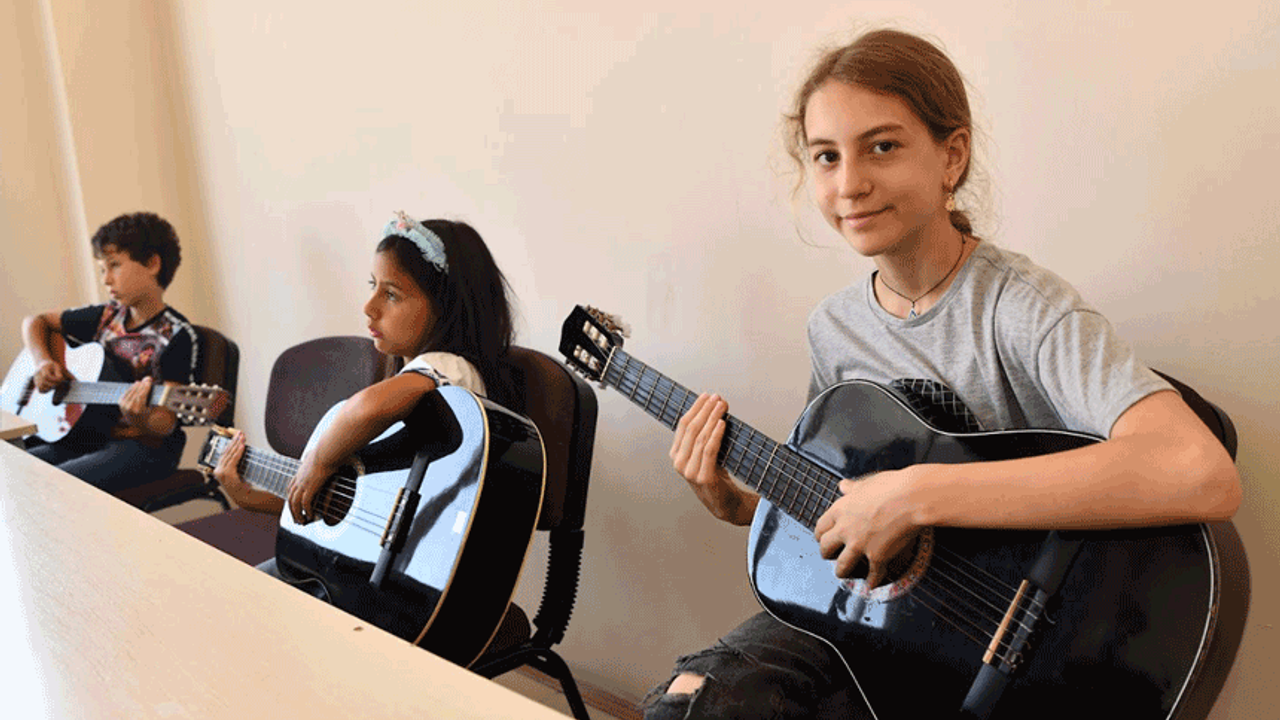 Tepebaşı'nda çocuklar gitar çalmayı öğreniyor