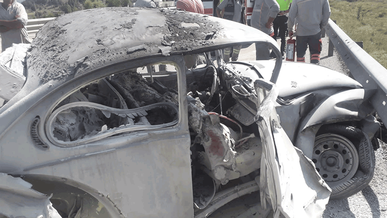 Afyonkarahisar'da iki otomobil çarpıştı: 1 ölü, 4 yaralı