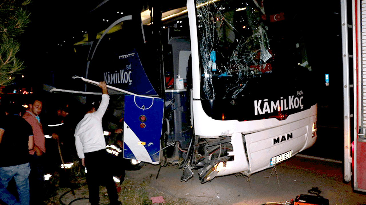 Afyonkarahisar'da yürekleri ağza getiren otobüs kazası