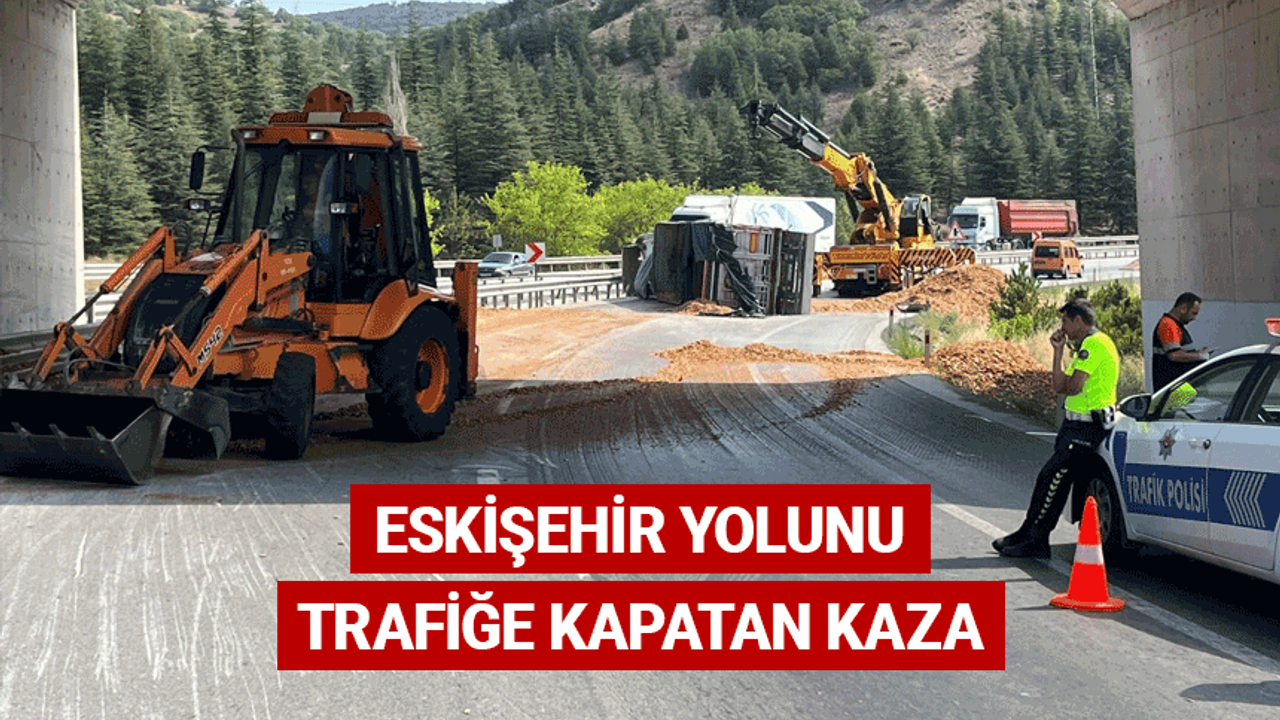 Eskişehir yolunu trafiğe kapatan kaza