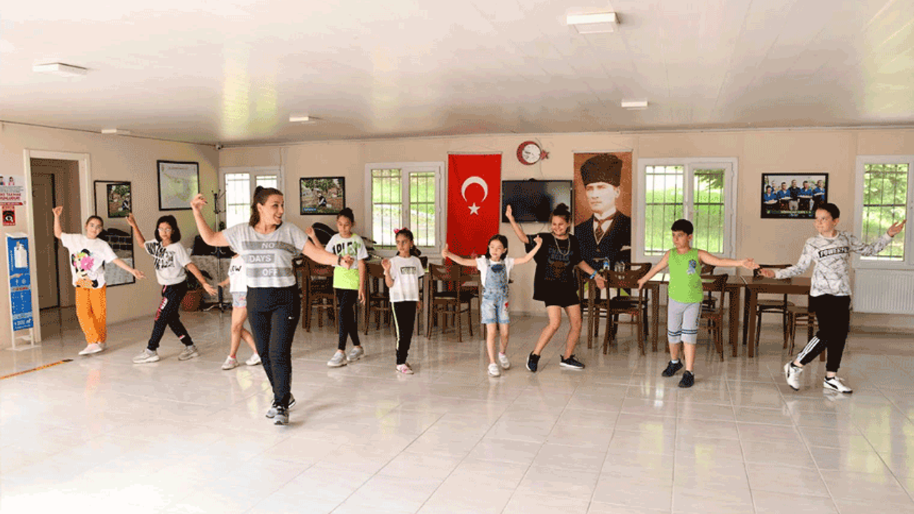 Eskişehir'de çocuklar halk oyunlarını öğreniyor