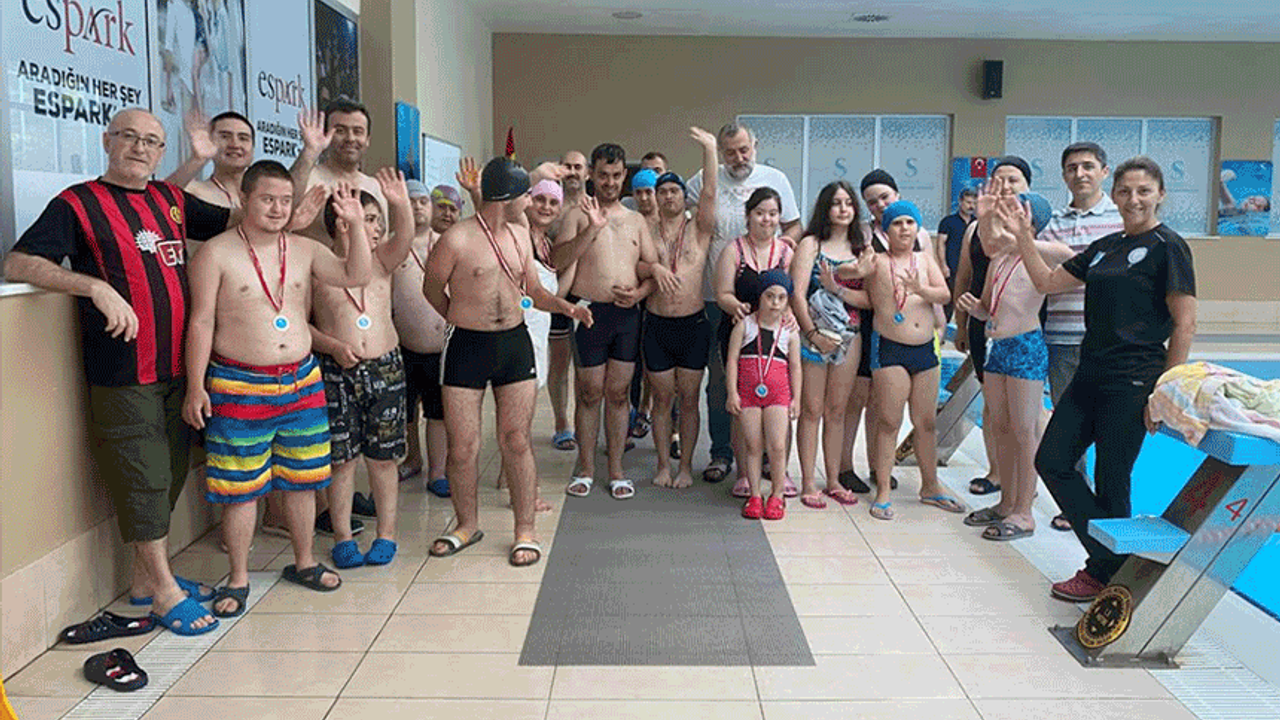 Eskişehir'de özel bireyler yaz mevsimini yüzerek geçirdi