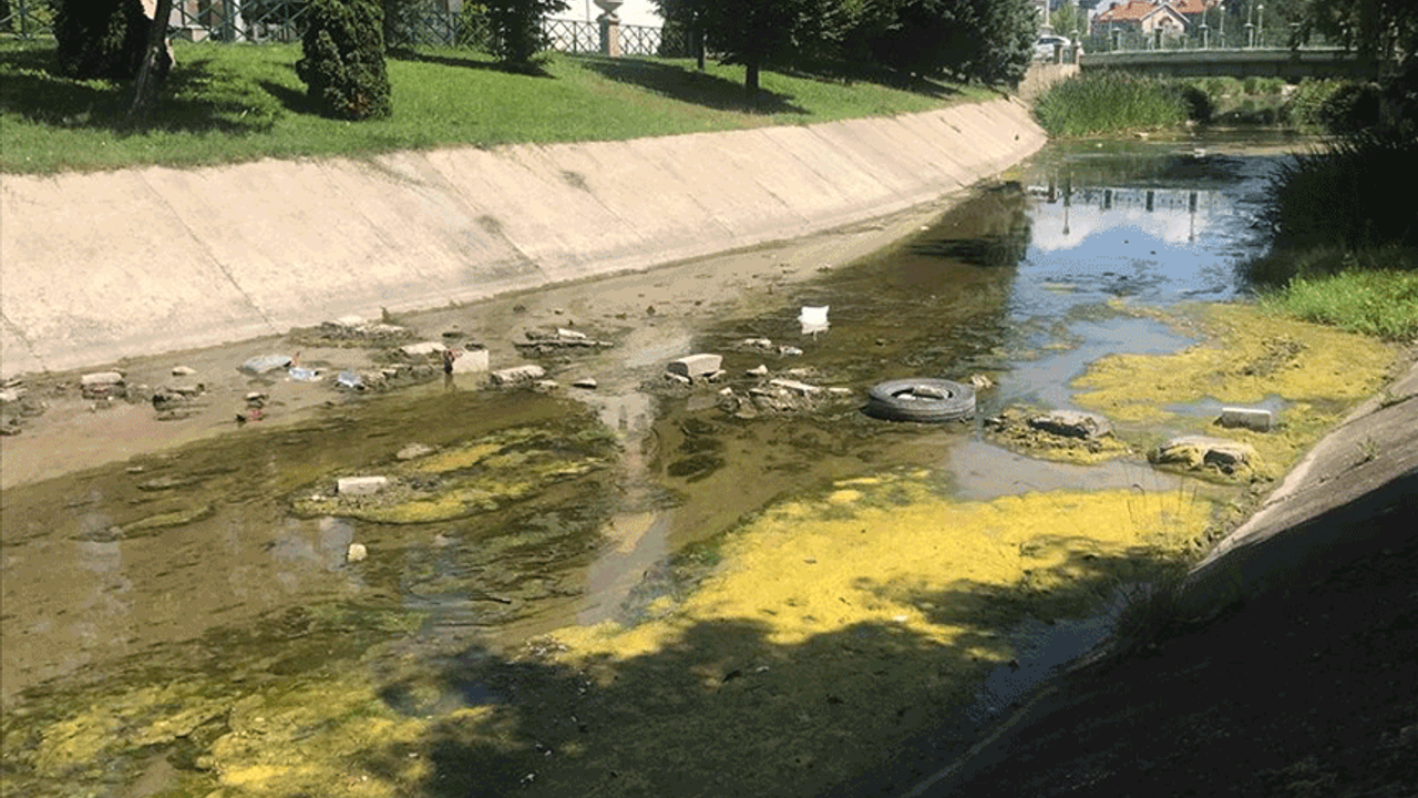 Su çekilince kanaldaki atıklar ortaya çıktı