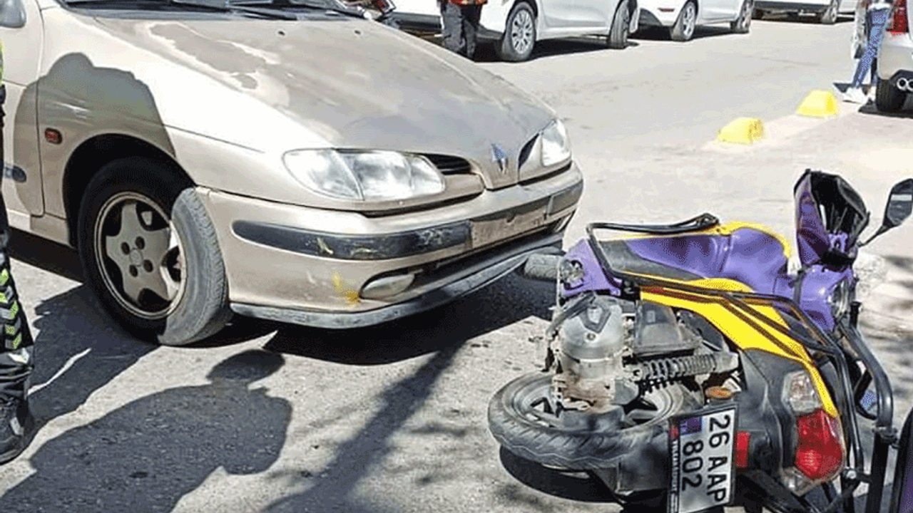 Eskişehir'de otomobilin çarptığı kurye yaralandı
