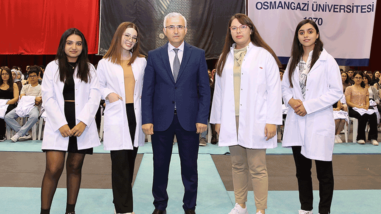 ESOGÜ Tıp Fakültesi'nde yeni öğrenciler beyaz önlüklerini giydi