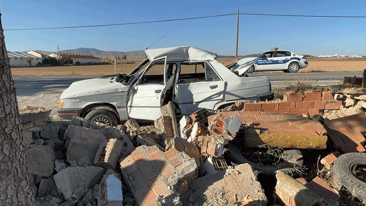 Afyonkarahisar'daki kazada sürücü ölümden döndü