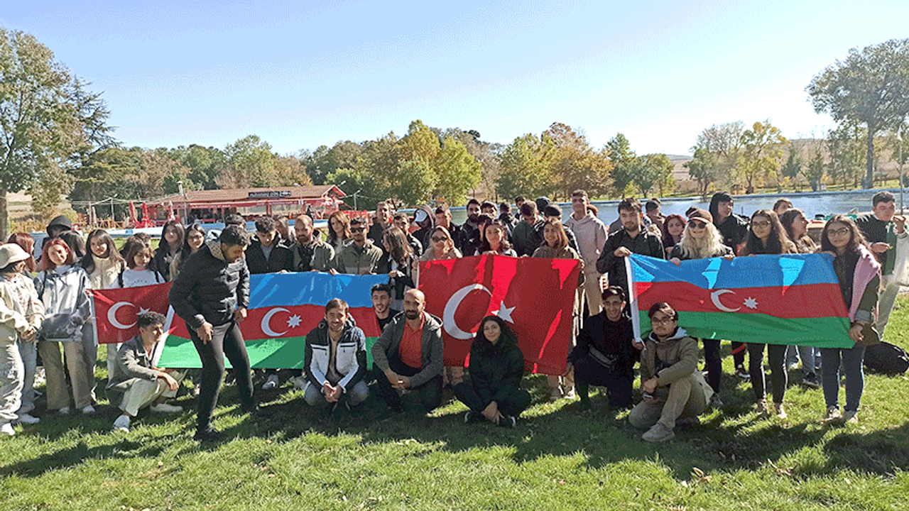 Azerbaycanlı öğrencilerin Sakaryabaşı keyfi