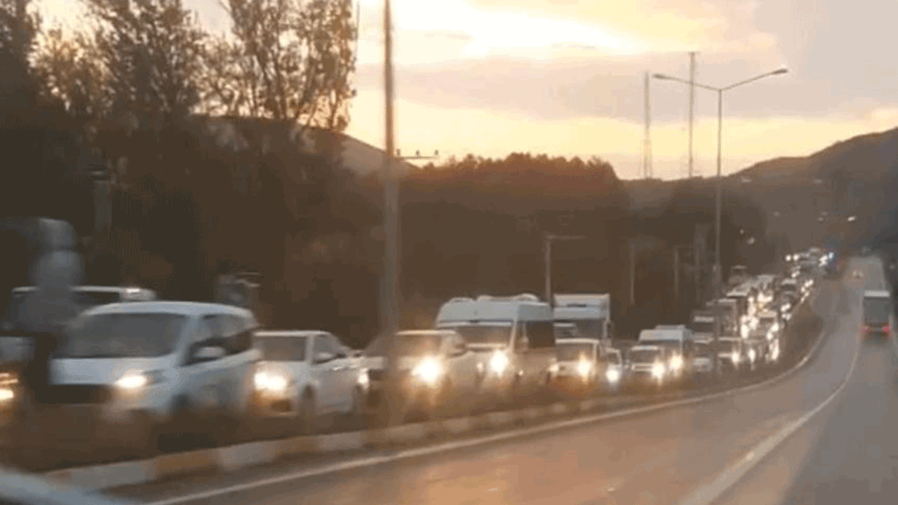 Eskişehir-Kütahya yolunda trafiği kilitleyen kaza