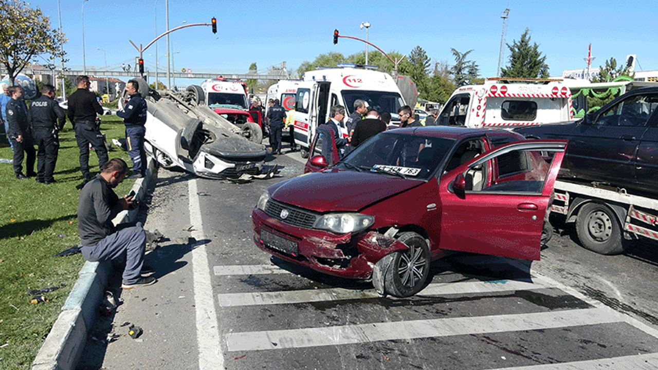 Eskişehir yolunda feci kaza: Beş araç birbirine girdi