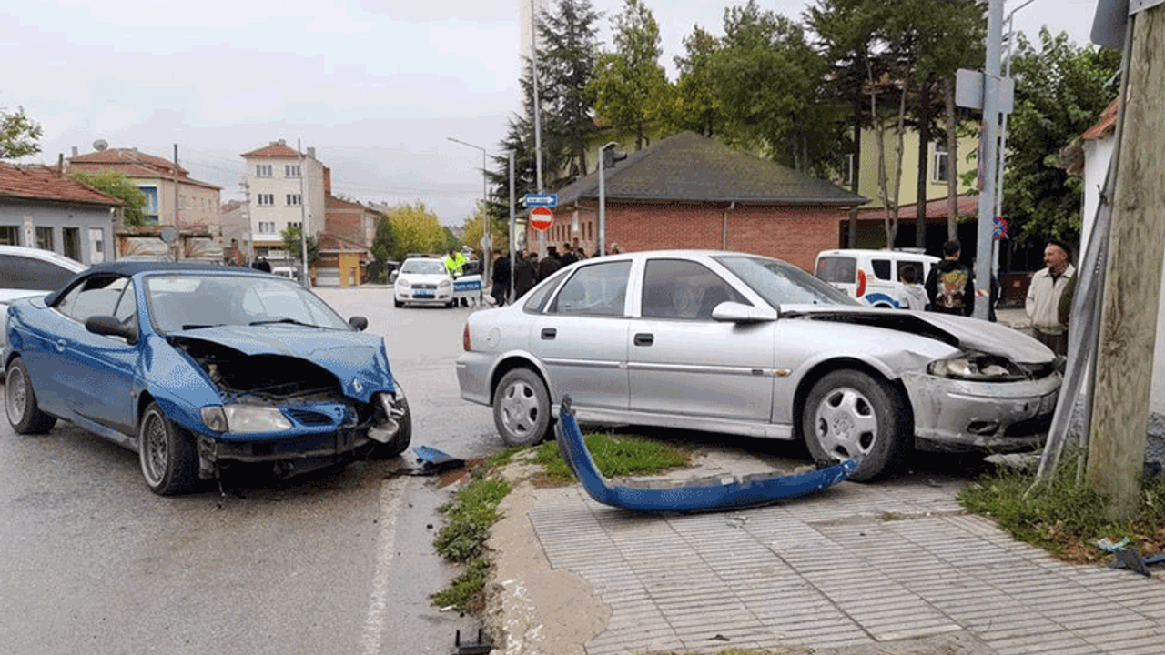 Eskişehir'de iki otomobil çarpıştı! Kavşakta savruldular