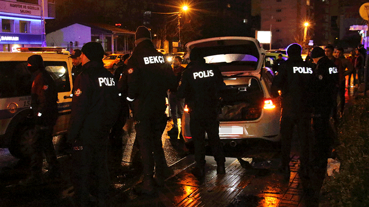 Eskişehir'de iki otomobile uyuşturucu baskını