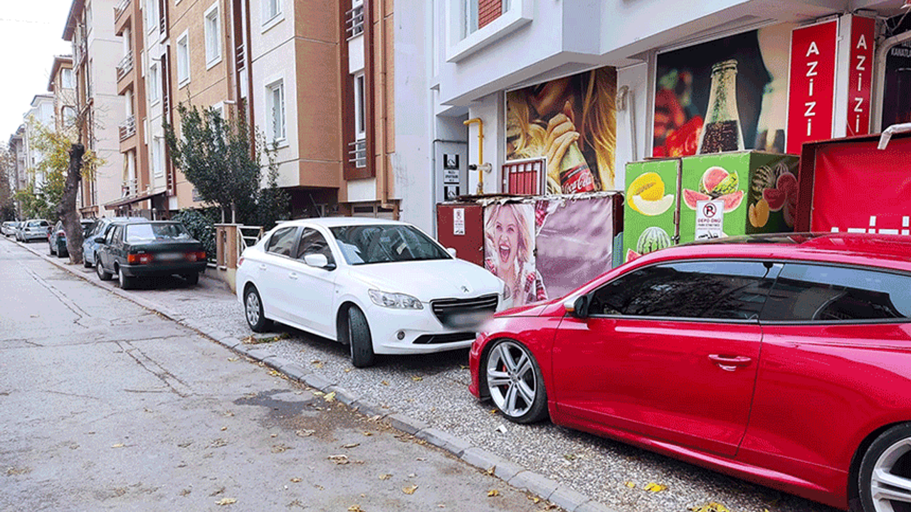 Eskişehir'de bu mahallede kaldırımlar araçlara ait