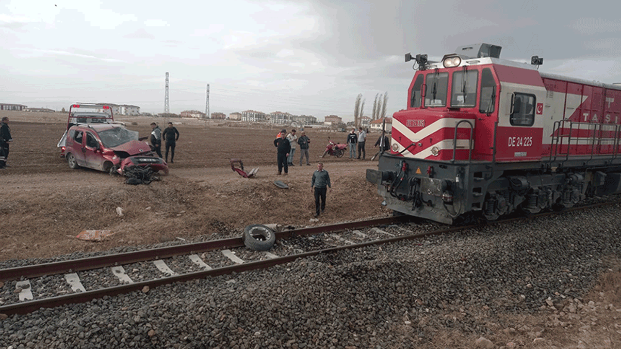 Eskişehir treni otomobili 200 metre sürükledi: Bir ölü