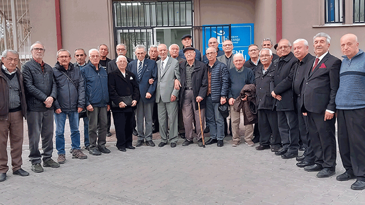Eskişehir'de emekli öğretmenler 48 yıl sonra buluştu