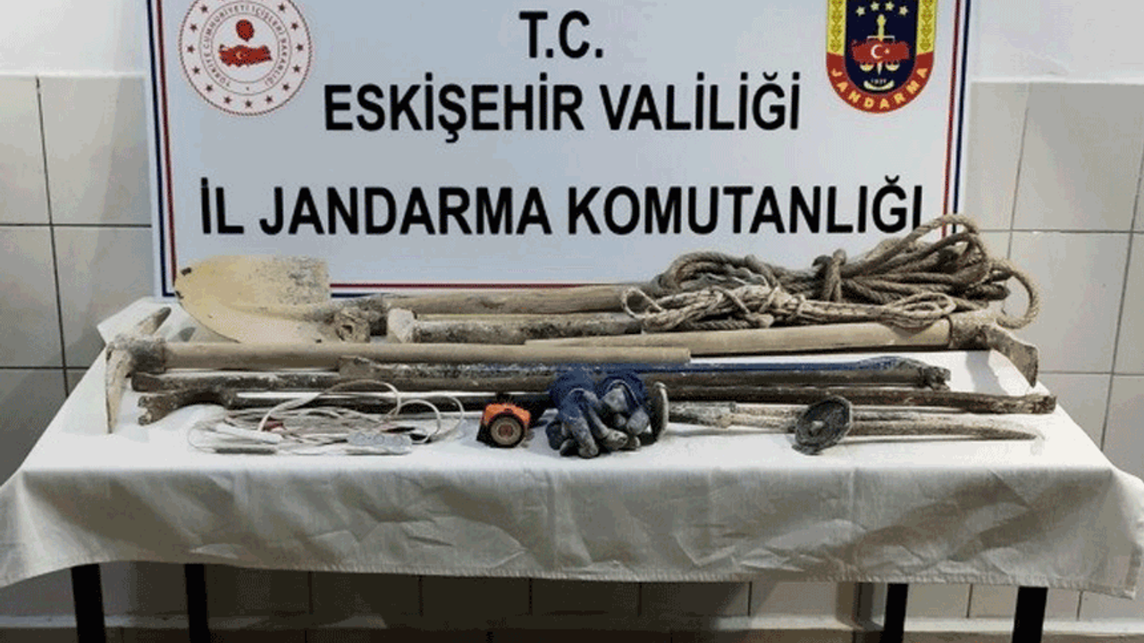 Eskişehir'de kaçak kazı yapan dört kişiye suçüstü
