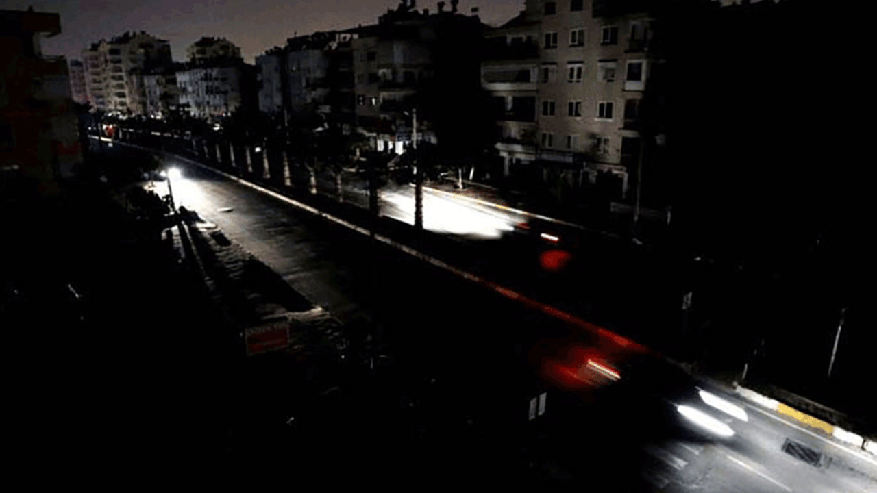 Eskişehir'de mahalleliyi bezdiren elektrik kesintisi