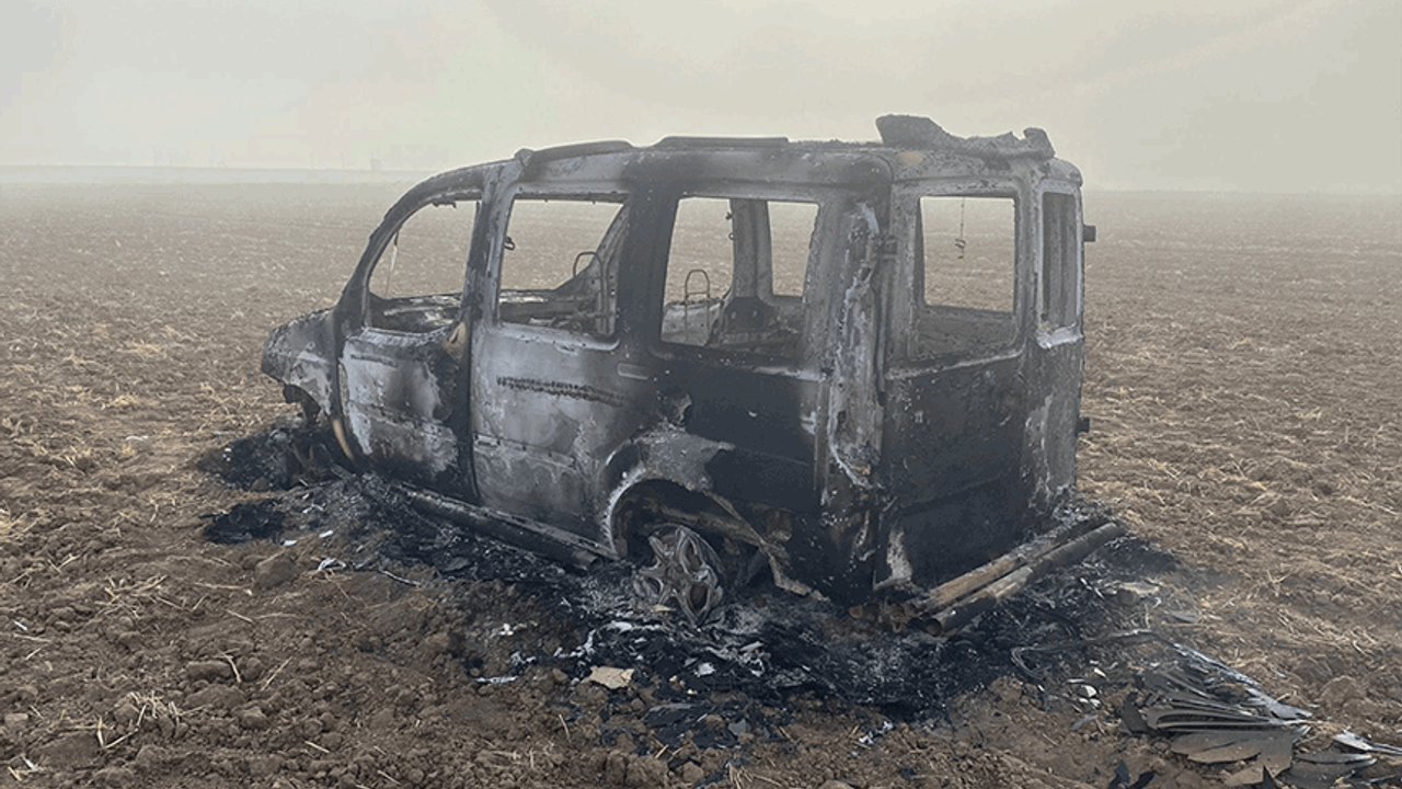 Eskişehir'de tarlada yanan araç küle döndü