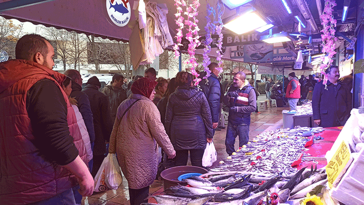 Eskişehir'de balık fiyatları düştü vatandaş tezgahlara akın etti