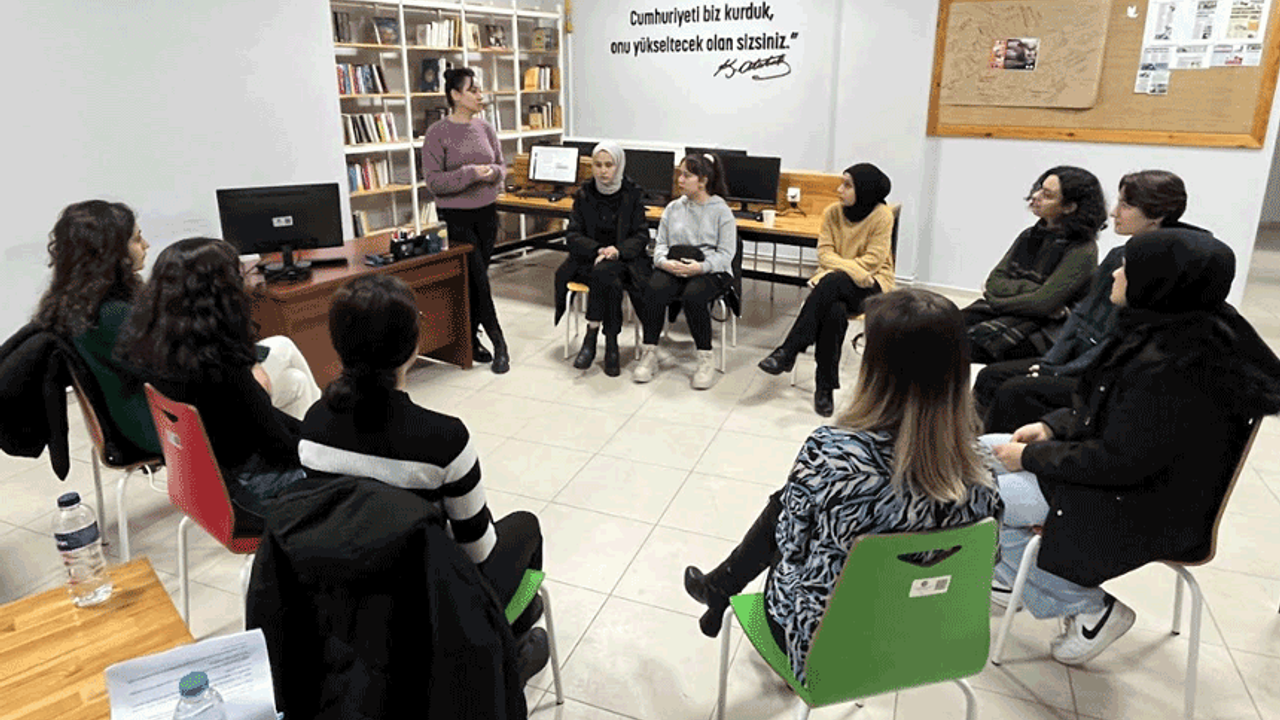Eskişehir'de gençler deneyimlerini atölyede paylaştı