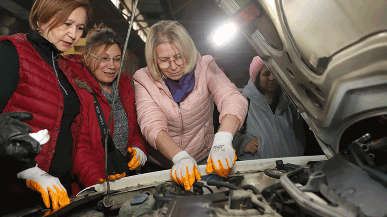 Eskişehir'de kadınlar araba bakımlarını kendileri yapacak