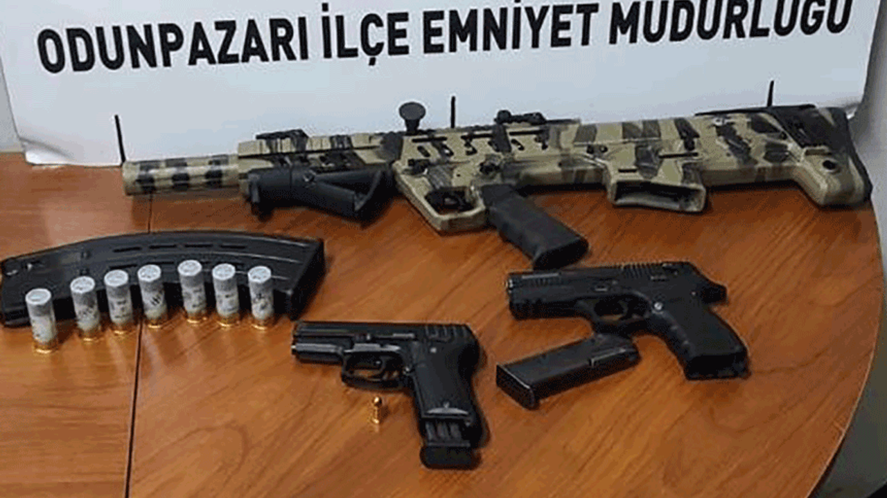 Eskişehir'deki baskında tabanca ve tüfekle yakalandılar