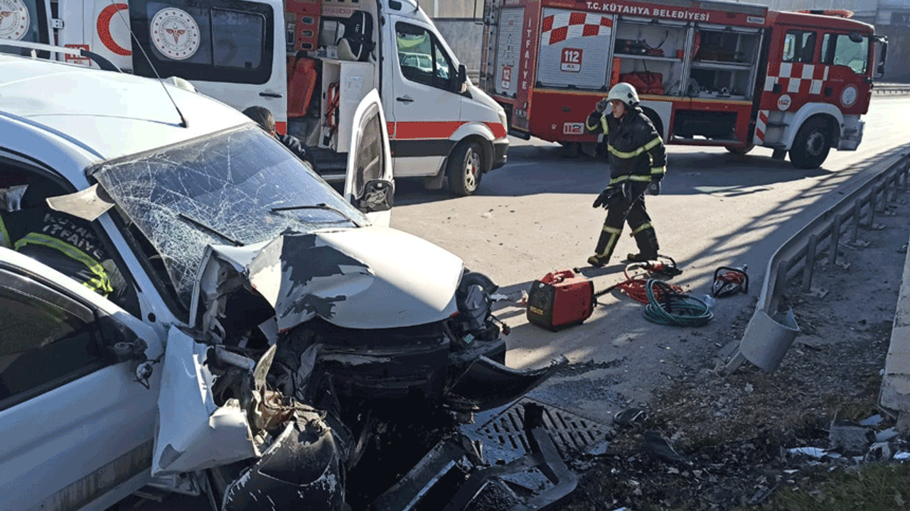 Kütahya-Eskişehir yolunda trafik kazası! Yaralı kurtuldular