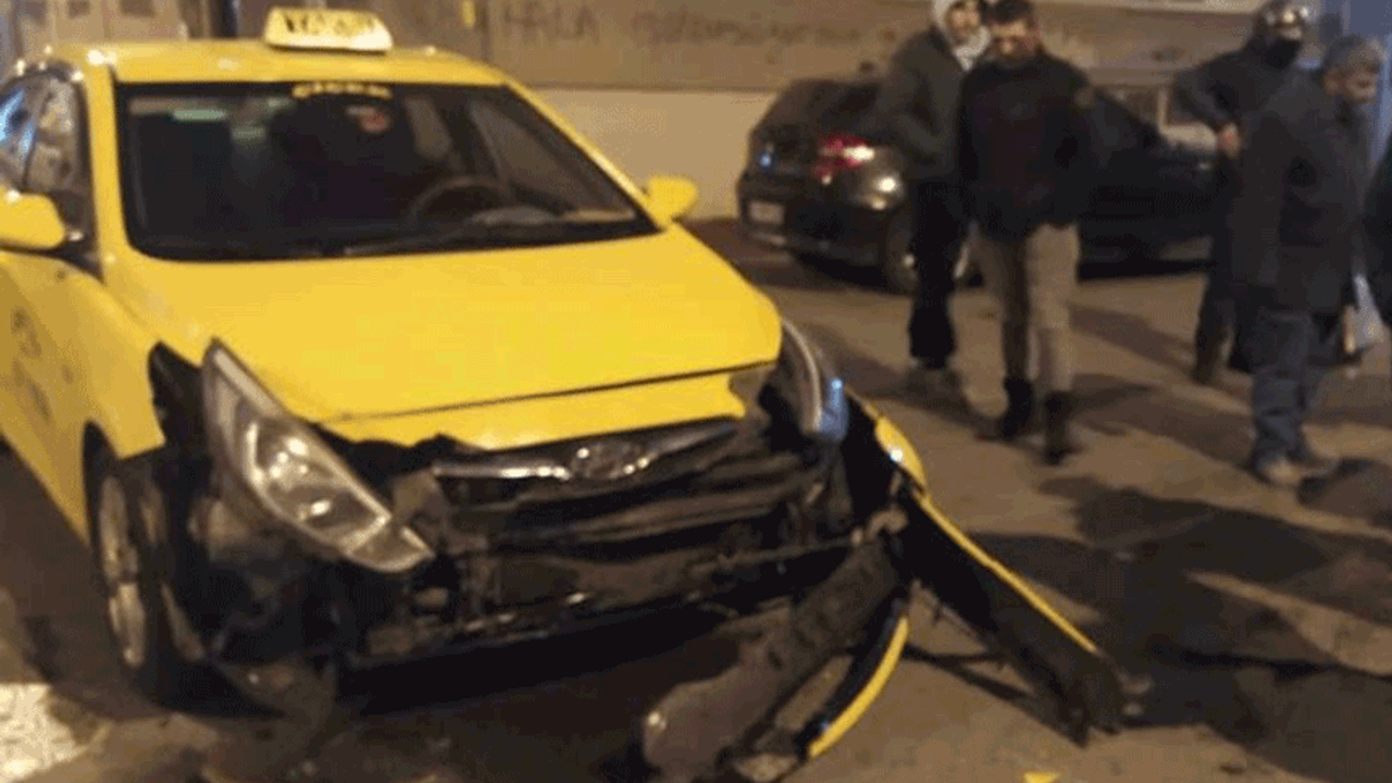 Eskişehir'de motosiklet ile taksi çarpıştı! Kurye ölümden döndü