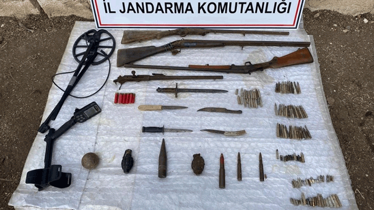 Eskişehir'de tarihi eser kaçakçısının evinden cephanelik çıktı